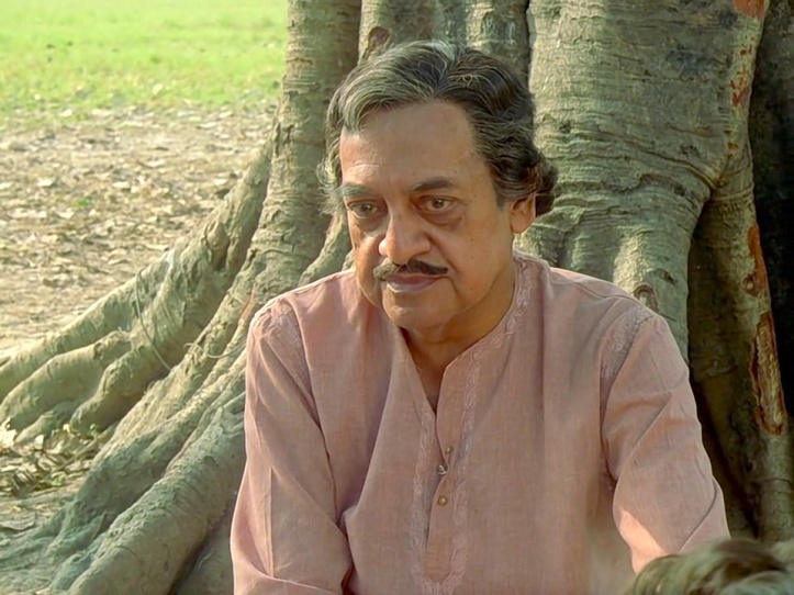 Utpal Dutt as the stranger (Uncle Mitra)