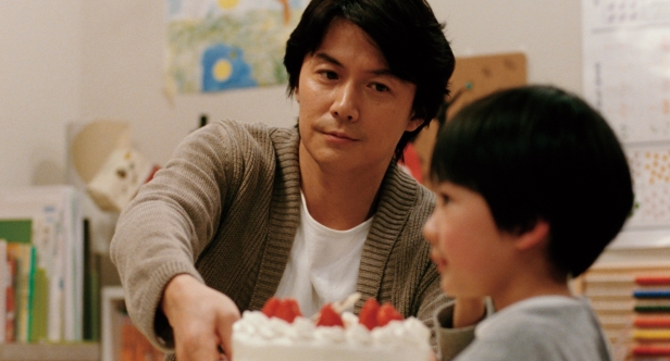 Fukuyama Masaharu and Nonomiya Keita as the father and son who discover they are not 'blood-related' ©2013-FUJI-TELEVISION-NETWORK-INCAMUSE-INCGAGA-CORPORATION